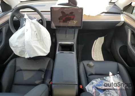 2025 Tesla Model Y z USA, uszkodzony, nr VIN 7SAYGDED4SF320852